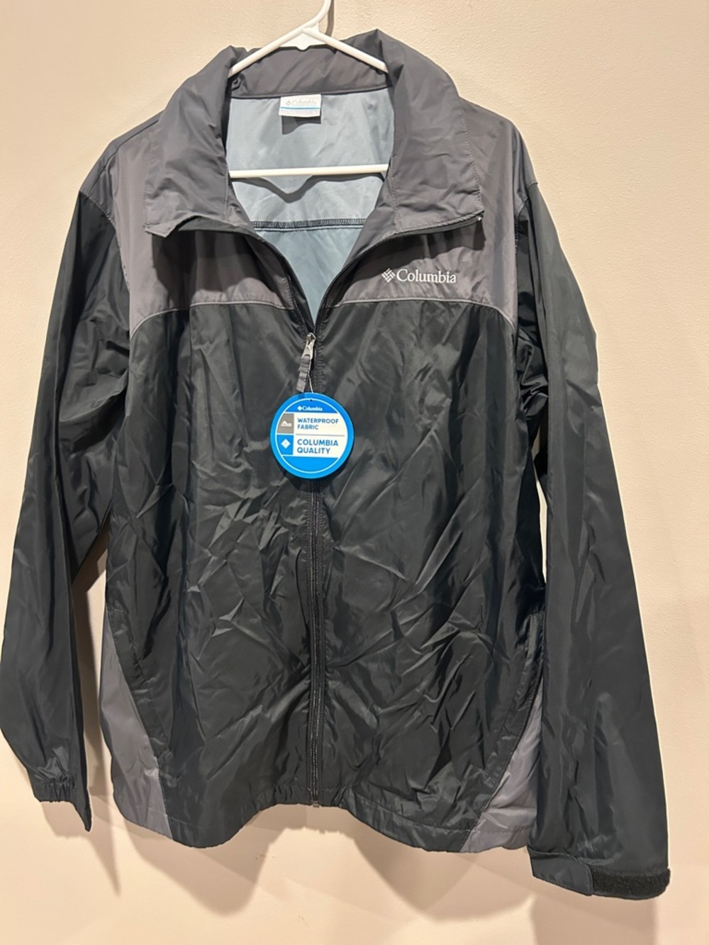 Columbia Men's Windbreaker/Raincoat with hood size large NWT